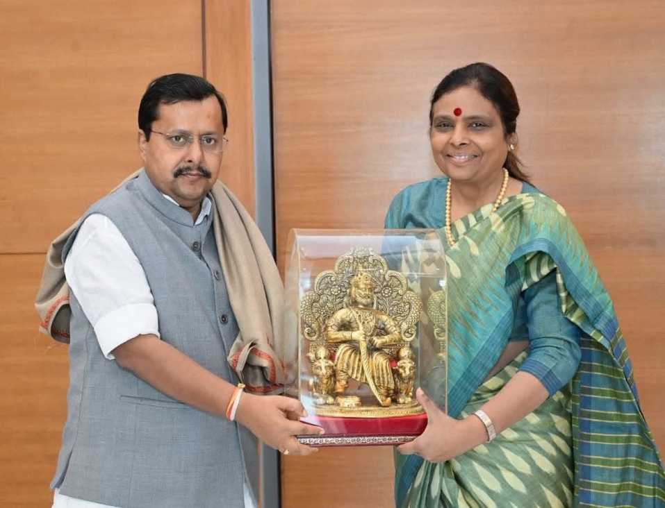 हरियाणा  भाजपा प्रदेश अध्यक्ष डा. अर्चना गुप्ता ने महाराजा अग्रसेन की मूर्ति भेंट कर राष्ट्रीय अध्यक्ष का जताया आभार